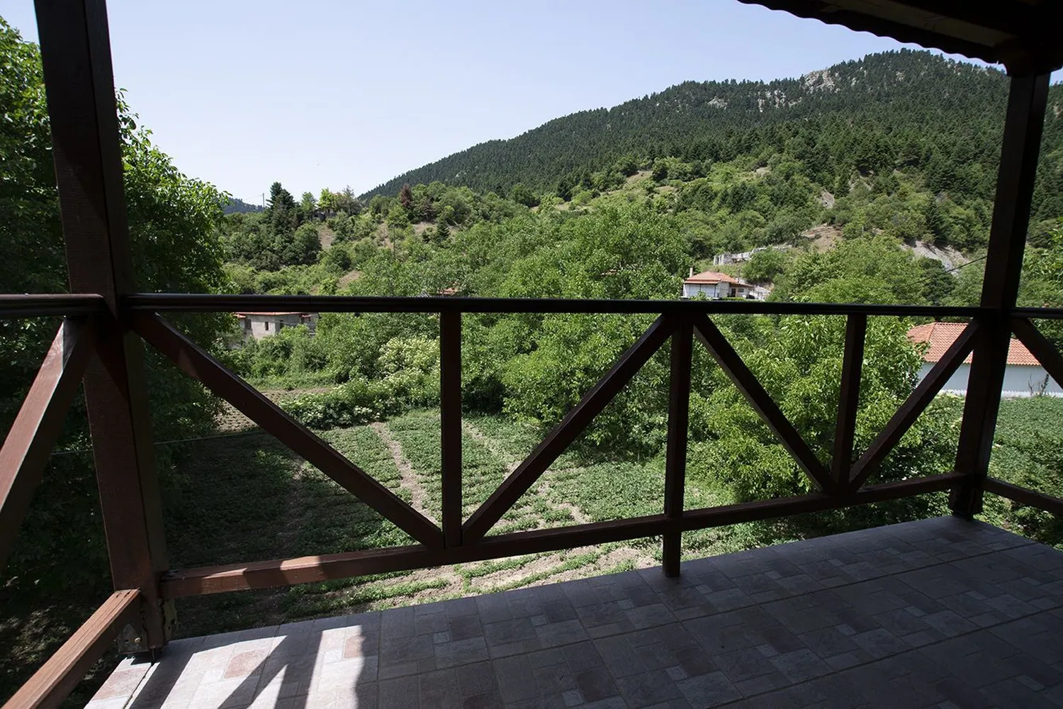 Το ξύλινο μπαλκόνι με θέα στις πλαγιές του Μαινάλου